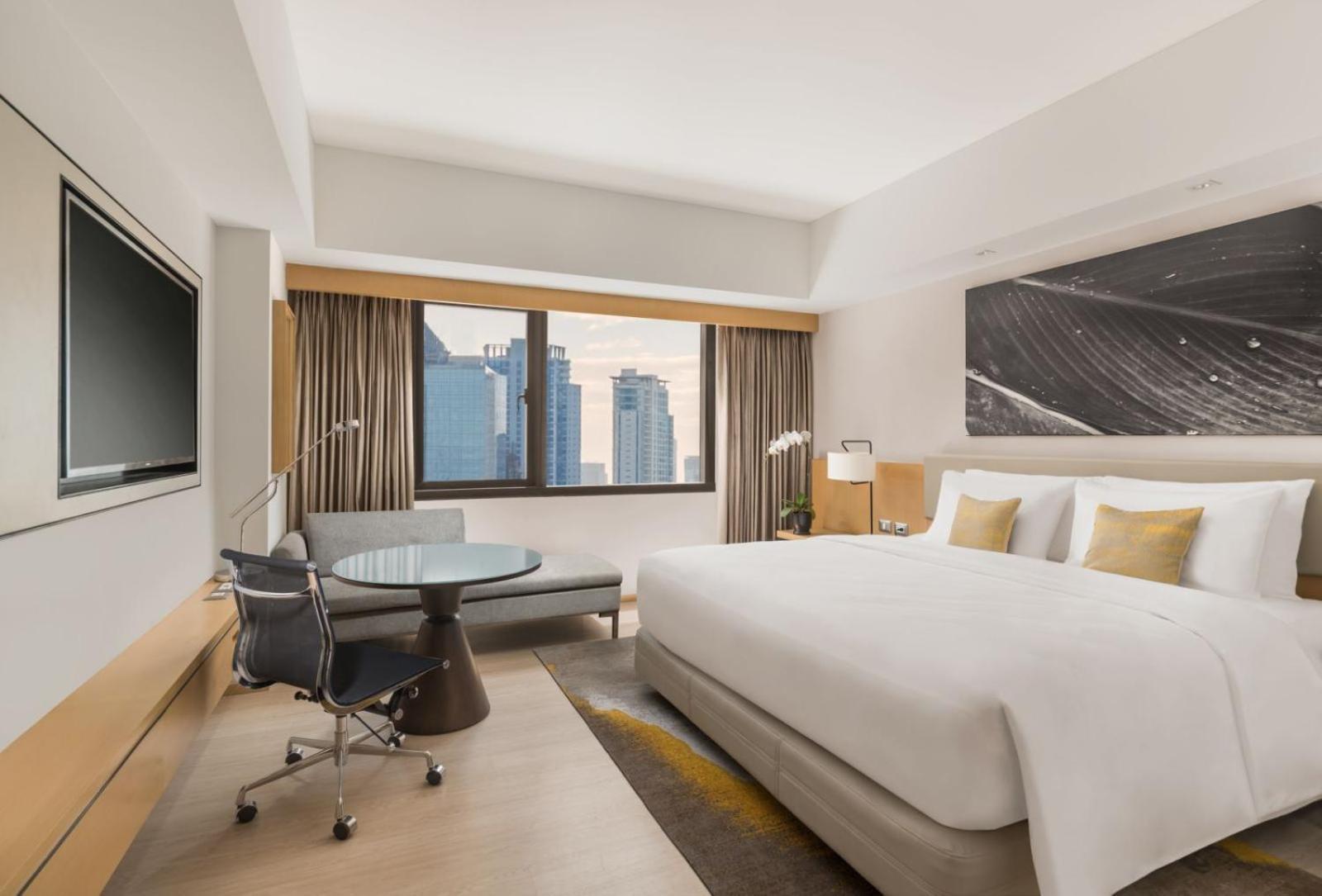 1 King Bed Standard Room Lounge Access